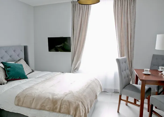 Elegant City Center Apartment 7B